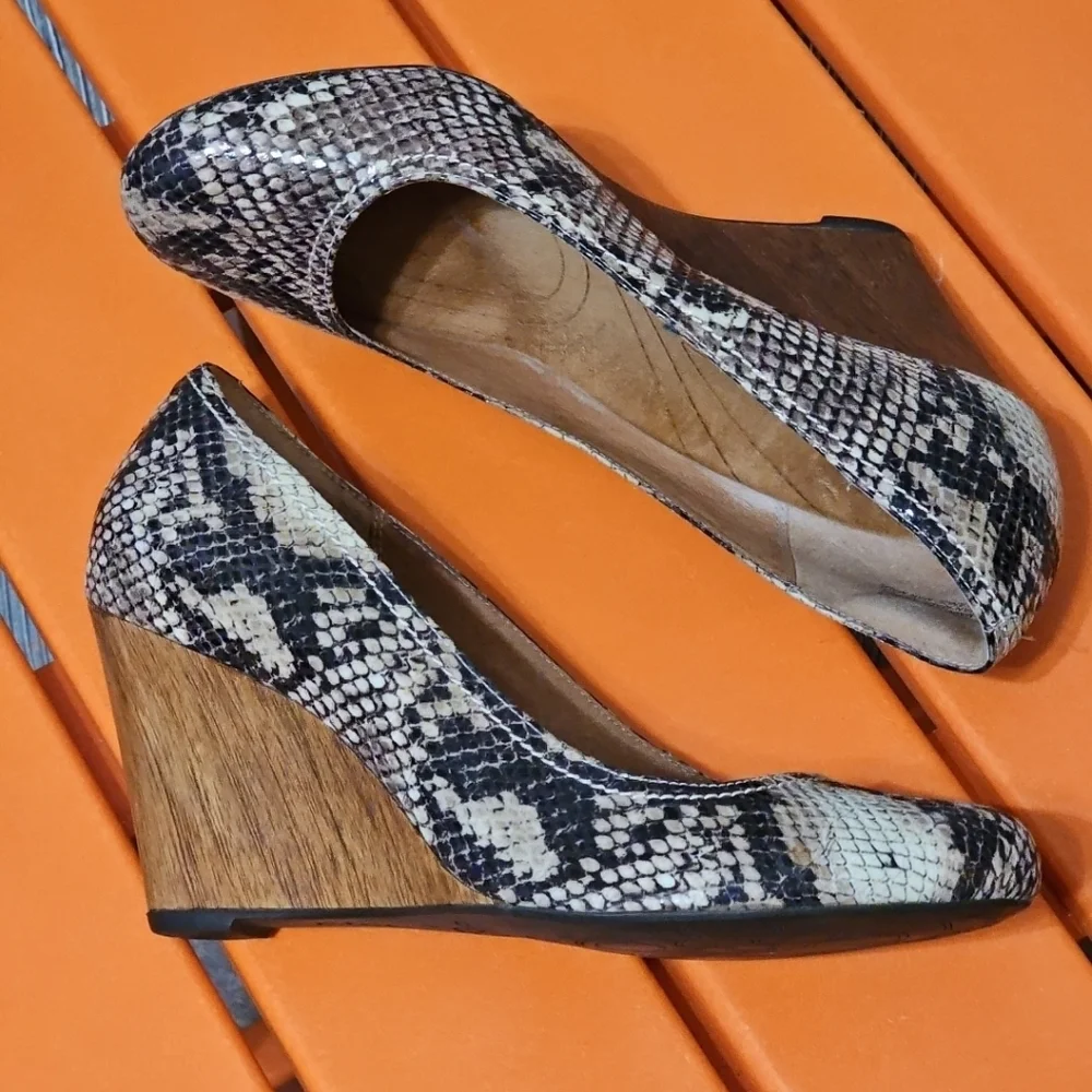 Clarks Indigo Snake Print Wooden Wedge Heels Pumps Rounded Toe‎ Women's 7.5 EUC